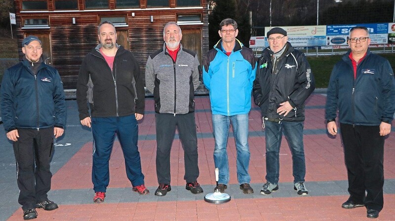 Team "Unter" wurde ESC-Winter-Vereinsmeister; links im Bild 2. Vorsitzender Christian Breu und rechts Vorsitzender Martin Bachl.