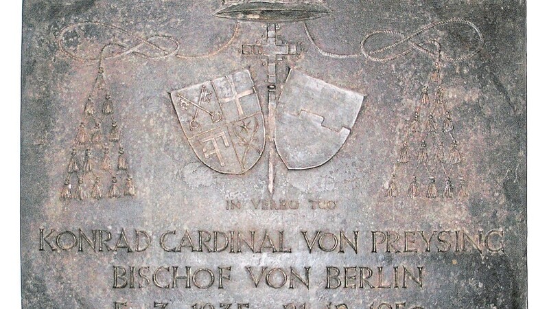 Die Grabplatte in der Unterkirche der Berliner Sankt Hedwigs-Kathedrale ziert rechts vom Kreuz das Wappen der Grafen von Preysing mit der (im Original) weißen, zinnenbewehrten Mauer auf rotem Grund, die sich auch im Schildfuß des Wappens des Landkreises Landshut befindet.