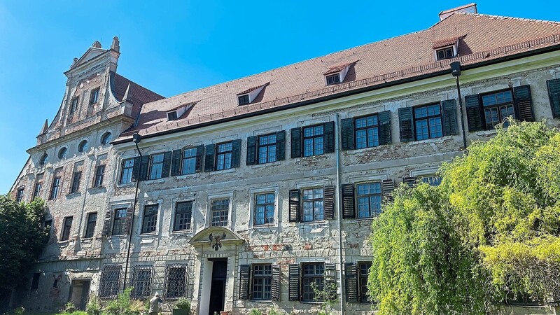 Ein Mann vor dem Schloss Hofberg - von der Größe ein imposanter Bau, doch die Fassade bröckelt.