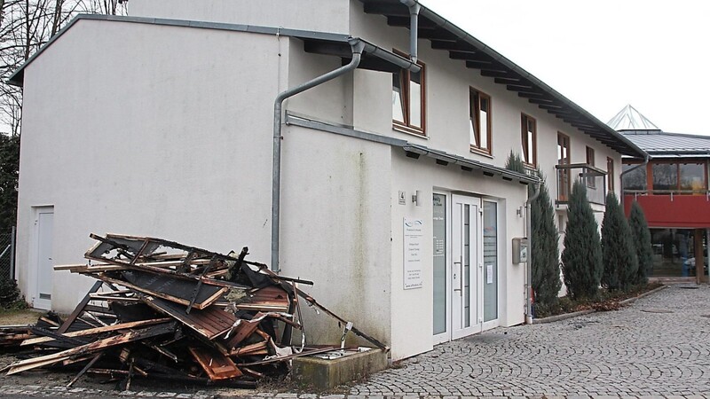 Die Reste der ausgebrannten Sauna stapeln sich neben dem Gebäude in der Chamer Badstraße.