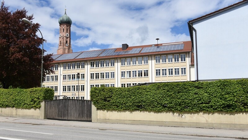 Auf dem Dach der Grundschule Vilsbiburg betreiben die Stadtwerke eine Photovoltaik-Anlage. Aber viele Dächer von privaten oder öffentlichen Gebäuden sind diesbezüglich noch ungenutzt. Hier soll das Solarpotenzial-Kataster Impulse zum Ausbau der Sonnenenergie liefern.