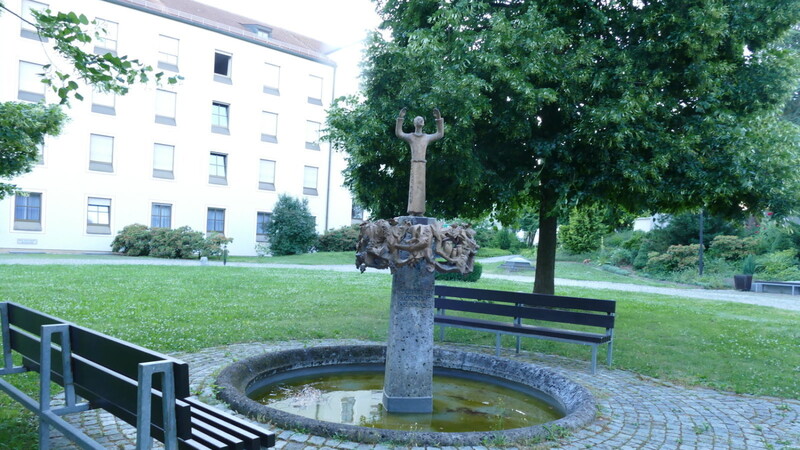 Am Franziskusbrunnen im Klosterhof in Mallersdorf begann die Bezirkswallfahrt 2021.