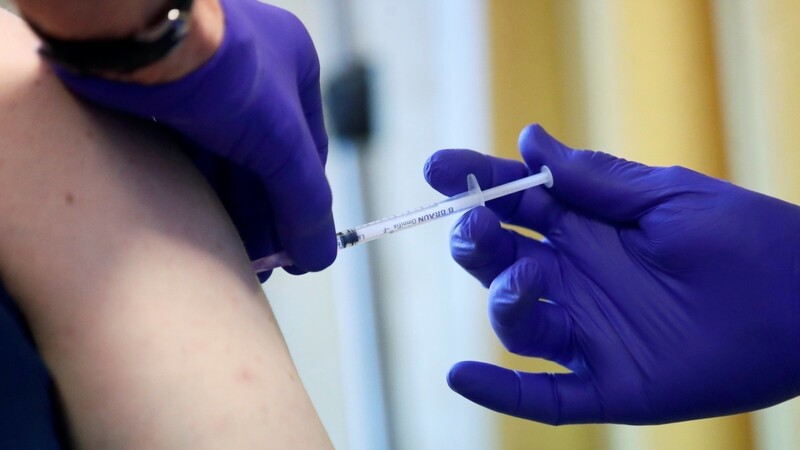 Hausärzte sollen in Bayern schon ab dem 1. April mit Corona-Impfungen beginnen können.