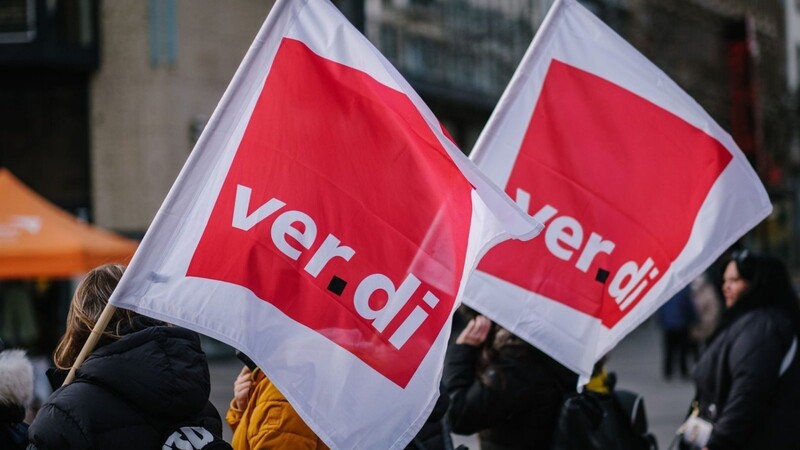 Verdi-Fahnen während einer Demonstration. (Symbolbild)