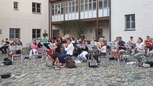 Im Schlosshof probten die beiden Orchester der Stadtkapelle zum ersten Mal seit langer Zeit wieder gemeinsam.
