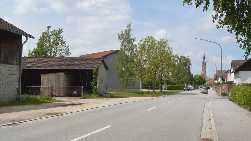 Entlang der Frontenhausener Straße müsste die Nahwärmeleitung später einmal verlaufen.