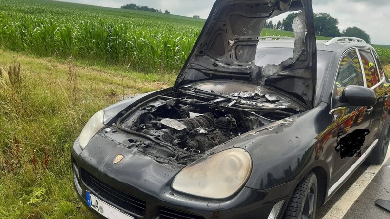Am Mittwoch ist auf der Keisstraße zwischen Siegensdorf und Kläham ein Auto in Brand geraten.