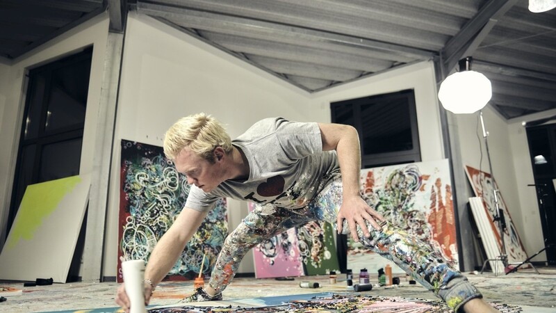 Der Künstler Leon Löwentraut bei der Arbeit in seinem Atelier