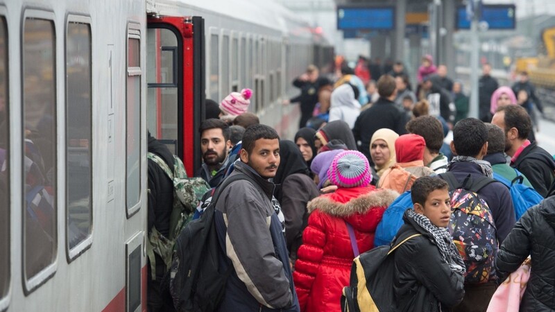 Die österreichischen Behörden kündigten etwa 50 Busse mit bis zu 3.000 Flüchtlingen für den Raum Passau an.