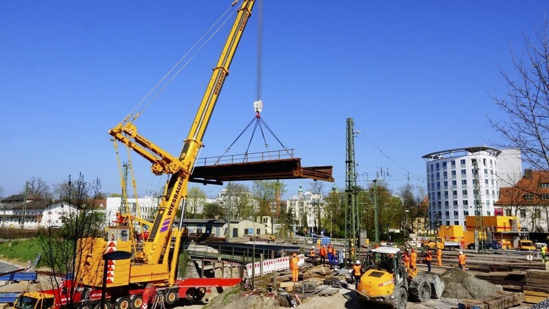 Am Sonntagmorgen wurde die 110 Tonnen schwere Behelfsbrücke an der Bahnunterführung an der Landshuter Straße eingehoben.