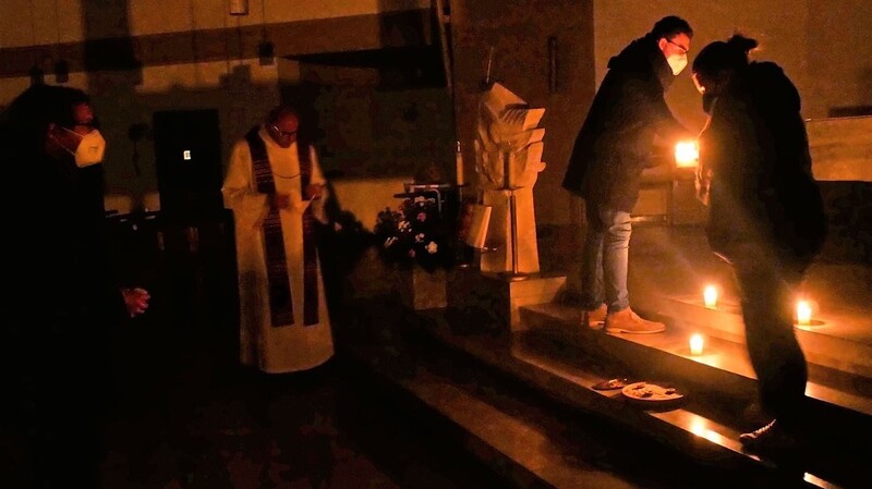 Pfarrer Josef K. Geismar hat die Gläubigen eingeladen, ihre Kerzen zu entzünden und das Licht mitzunehmen.