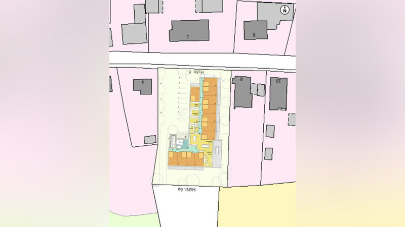 Geschäftsführer Tobias Spillmann präsentierte dem Gemeinderat einen Entwurf, wie die beiden ambulant betreuten Wohngemeinschaften aussehen könnten. In Braun sind die Bewohner-Zimmer dargestellt, in Grün die Gemeinschaftsräume.