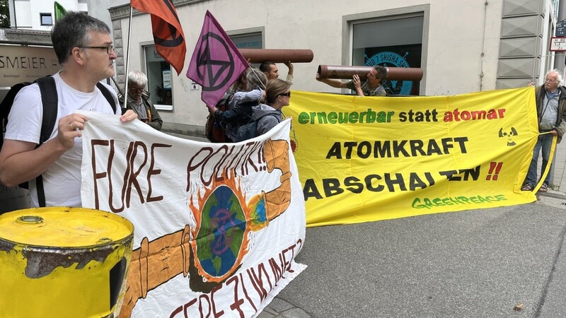 Jugendliche haben in Straubing vor dem Büro von MdEP Manfred Weber demonstriert.