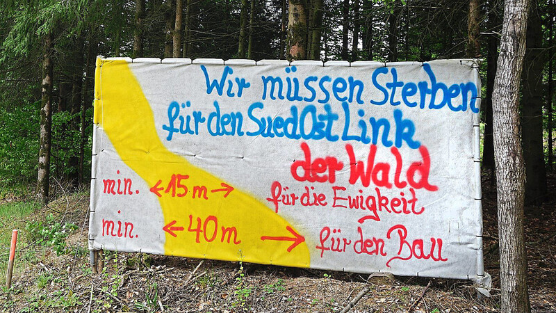 Nicht nur in Brennberg (Kreis Regensburg) demonstriert eine Bürgerinitiative gegen den Bau des Süd-Ost-Links.