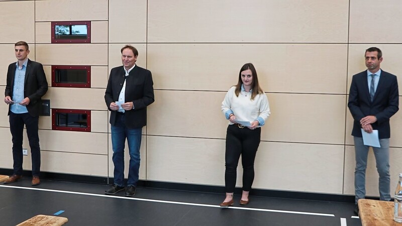 Als neue Gemeinderatsmitglieder vereidigt: (v.l.) Martin Unverdorben, Max Limbrunner, Monika Müller und Heinrich Funck