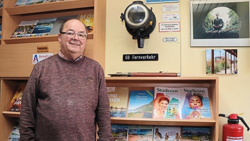 Werner Mertl verkauft als Mitarbeiter des Reiseservice Moosburg nicht nur Zugfahrkarten, er bietet auch andere Reisen an. Eine Ecke seines Büros hat er mit Andenken aus alten Eisenbahntagen geschmückt.