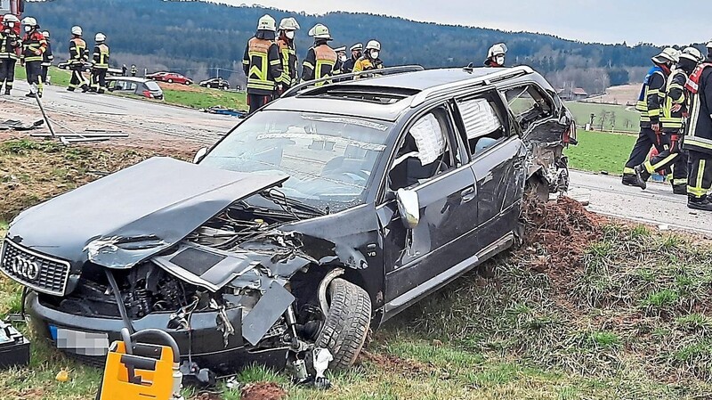 Die Beifahrerin des Audi-Lenkers wurde schwer verletzt, ebenso der Beifahrer im Opel.