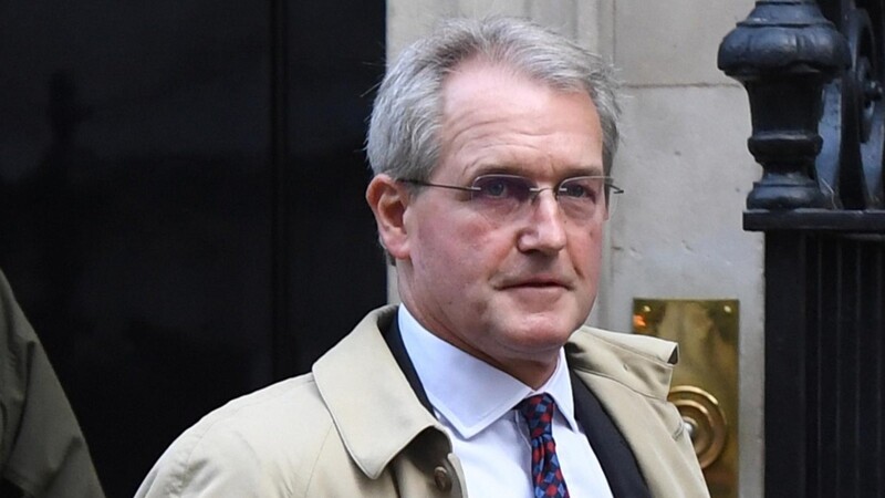 Dem früheren Minister Owen Paterson wird unter anderem vorgeworfen, gegen Lobbyregeln verstoßen zu haben, indem er sich von zwei Unternehmen für Beratungstätigkeiten bezahlen ließ - im Umfang von rund 500.000 Pfund, über 580.000 Euro.