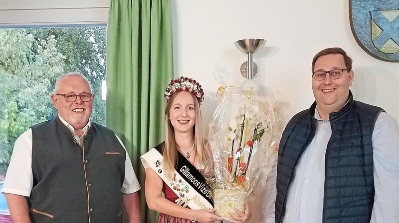 Glücklich und zufrieden zeigte sich Nicole Kallmünzer beim Empfang im Gemeinderat an der Seite von Bürgermeister Winfried Roßbauer (links) und seinem Stellvertreter Wolfgang Brich.