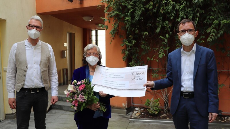Margaretha Fischer überreicht der Caritas einen Scheck in Höhe von 20 000 Euro für Menschen in Not. Caritasvorstand Michael Endres (re.) sagte Vergelt's Gott. Mit dabei Mario Götz, der die Auslandshilfe der Caritas koordiniert.