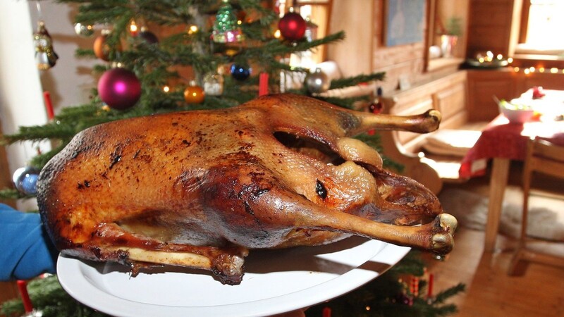Der Gänsebraten gilt als typisch deutsches Weihnachtsgericht - das Fleisch dafür kommt meist aus dem Ausland.