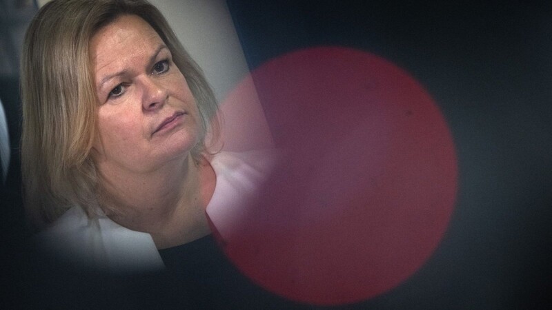 Der innenpolitische Sprecher der Unionsfraktion wirft Bundesinnenministerin Nancy Faeser (SPD) "Untätigkeit" vor.