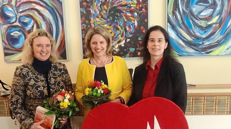 Kerstin Schreyer, die Staatsministerin für Familie, Arbeit und Soziales (v. l.), Regensburgs OB-Kandidatin Astrid Freudenstein und FU-Vorsitzende Ariane Weckerle zeigen ein Herz für Regensburg.
