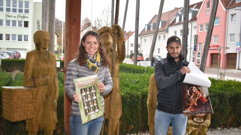 Sebastian Grünberger und Katharina Meier, die Vorsitzenden des Rings junger Hopfenpflanzer, finden den neuen Kalender gelungen.