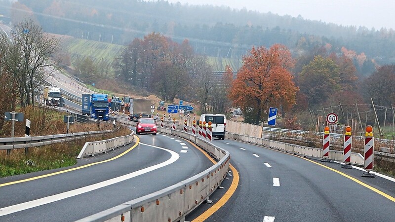 Der Verkehr an der Anschlussstelle Mainburg der A 93 rollt ab kommender Woche über den westlichen Bereich des Teilbauwerks zur Erneuerung der Autobahnbrücke über die Staatsstraße 2335.
