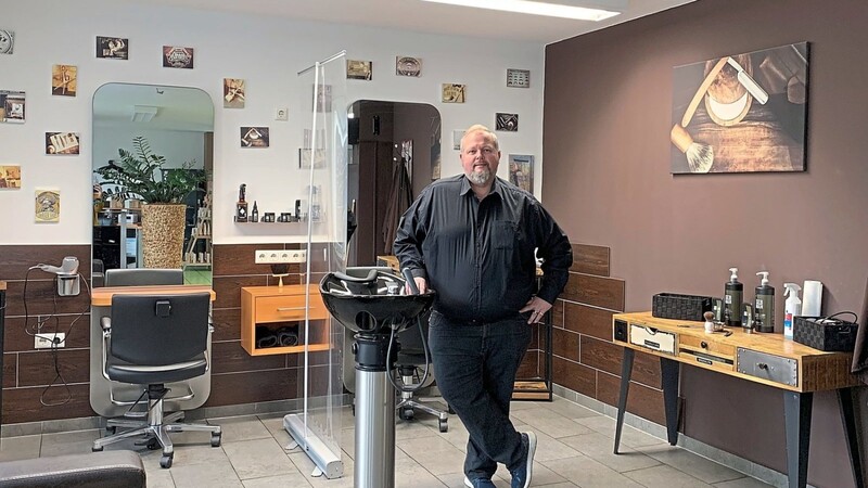 Obermeister Klaus Forstmeier steht in seinem leeren Friseursalon in Ergoldsbach und hofft, hier bald wieder Kunden die Haare schneiden zu dürfen.