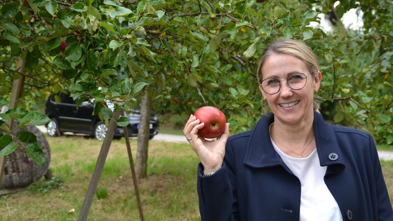Bürgermeisterin Sibylle Entwistle mit einem roten Eiserapfel.