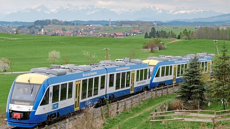 Die Fuchstalbahnstrecke an der Kinsauer Steige mit Alpenpanorama. Das Bild entstand anlässlich einer Überführung. Ansonsten wird die Strecke nur vom Güterverkehr genutzt .