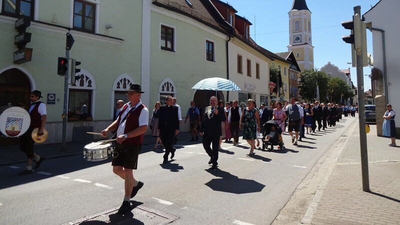 Ehrengäste und Vereine marschierten durch Ergoldsbach.