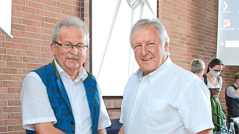 Landrat Josef Laumer (links) und sein neuer Stellvertreter Bernhard Krempl (FW)