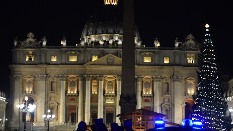 Auf dem Petersplatz in Rom ist am Freitagabend zum ersten Mal der aus Bayern stammende Weihnachtsbaum erleuchtet worden.
