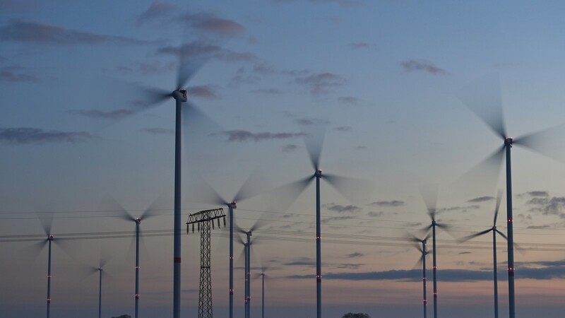Morgenstimmung über dem Windenergiepark "Odervorland". In Glasgow findet seit dem 31.10. die Weltklimakonferenz (COP26) der Vereinten Nationen statt. Rund 200 Staaten ringen zwei Wochen lang darum, wie die Klimakrise eingedämmt werden kann. +++ dpa-Bildfunk +++