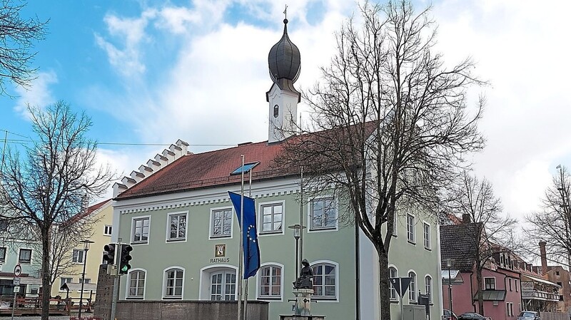 Als sichtbares Zeichen der Solidarität mit der Ukraine hat die Marktgemeinde Pfeffenhausen die Europaflagge vor dem Rathaus auf Halbmast gehisst.