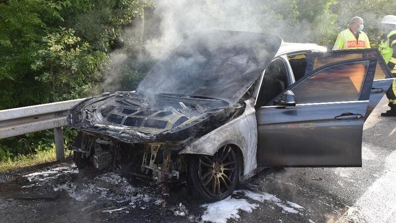 Auf der A3 im Landkreis Passau ist ein Auto in Flammen gestanden.