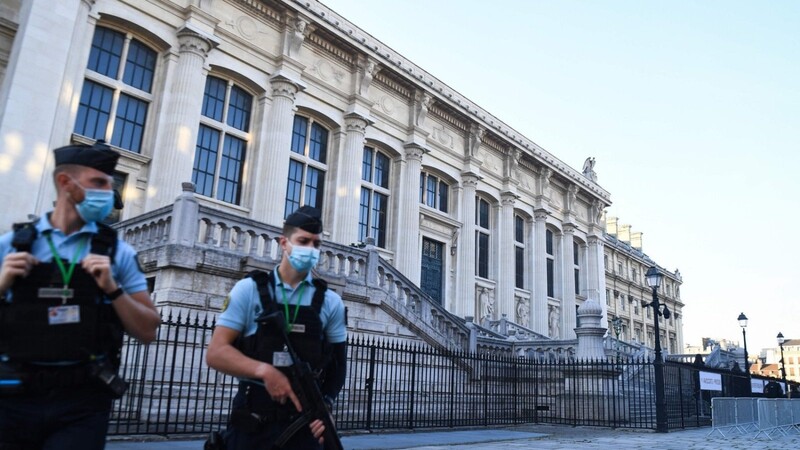 Französische Gendarmen patrouillieren vor dem Justizpalast. Bei dem Terrorprozess handelt es sich um den größten in der modernen Rechtsgeschichte Frankreichs im Zusammenhang mit den Pariser Anschlägen vom November 2015, bei denen 130 Menschen in Bars, Restaurants und dem Konzertsaal Bataclan getötet wurden.