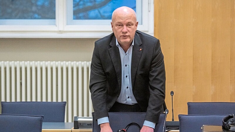 Ungewöhnlich, aber nicht verboten sei es, dass der SPD-Stadtverband den Wahlkampf von Joachim Wolbergs organisiert hatte, sagte der Büroleiter des Schatzmeisters der Bundes-SPD am Dienstag aus.