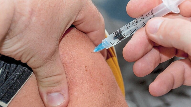 Laut Beschluss der Gesundheitsministerkonferenz sollen künftig auch Apotheken und Zahnärzte in die Covid-19-Impfungen eingebunden sein. So einfach und schnell ist das aber nicht umzusetzen.