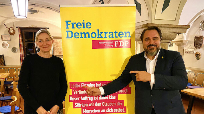 Die frisch gewählte Direktkandidatin Eva-Maria Schmidt und FDP-Landesvorsitzender Daniel Föst.