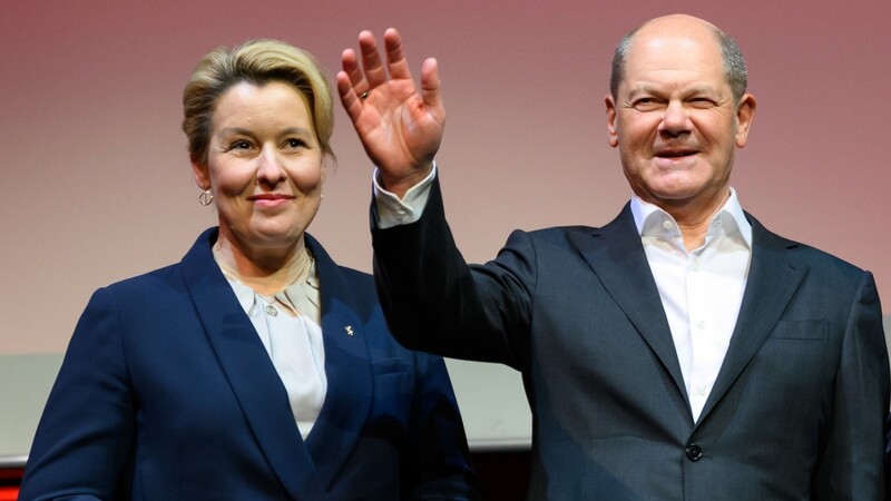 Das schlechte Abschneiden von Berlins regierender Bürgermeisterin Franziska Giffey (SPD) bei den Abgeordnetenhauswahlen droht für Bundeskanzler Olaf Scholz (SPD) zur Belastung zu werden. Denn es geht auch um den Kurs seiner Bundesregierung.