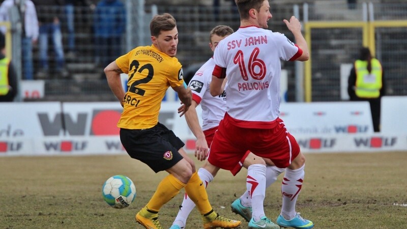 Der SSV Jahn Regensburg und Dynamo Dresden duellierten sich am Samstagnachmittag im Jahnstadion. (Foto: Fabian Roßmann)