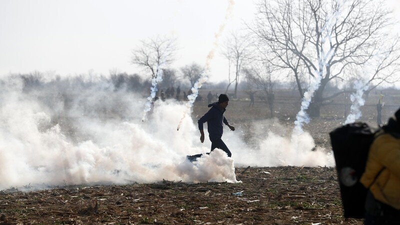 Die griechische Polizei setzt nahe Edirne Tränengas gegen Migranten ein, die versuchen, über die Grenze zu gelangen.