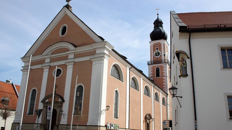 Die Stadtpfarrkirche Sankt Jakob ist keineswegs verwaist. Unter anderen vertreten Pater Renju und seine Mitpatres aus dem Kloster den erkrankten Stadtpfarrer.