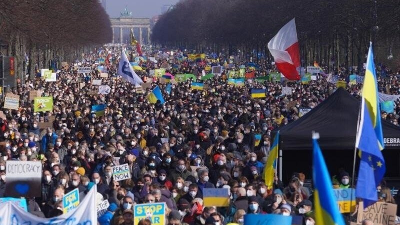 Zehntausende Menschen demonstrieren in Berlin gegen den russischen Angriff auf die Ukraine.