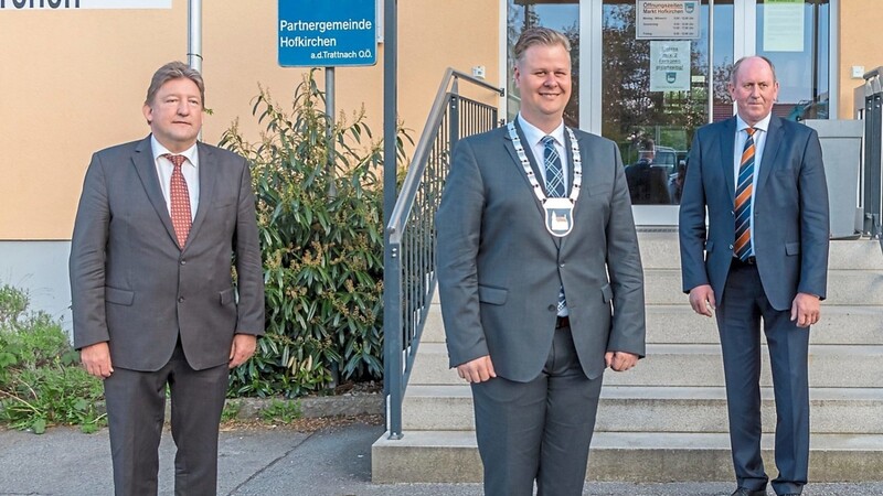 Bürgermeister Josef Kufner mit seinen Stellvertretern Georg Stelzer und Alois Wenninger (2. Bürgermeister) vor dem Hofkirchener Rathaus.