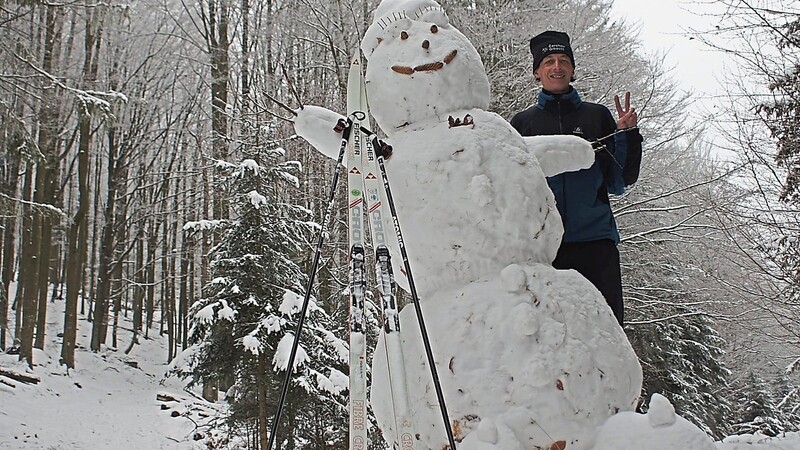 Petr Bilek, auch in der Region bekannt, freut sich über den großen Schneemann im Čerchov-Gebiet. Dort war am Wochenende wieder viel los.