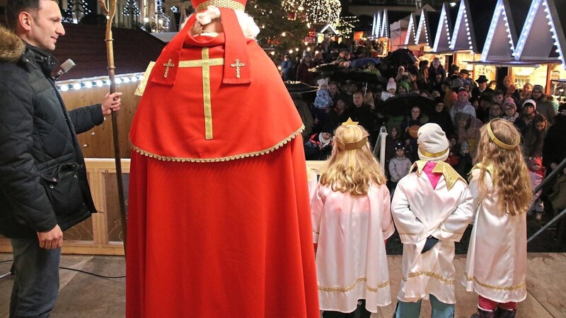 Bürgermeister Markus Hofmann begrüßte den Nikolaus auf der Bühne des Christkindlmarktes.